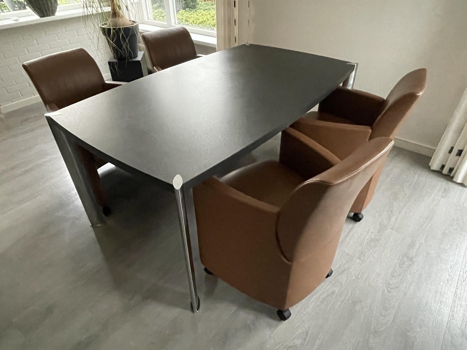 Eetkamer tafel met 4x stoel, O.a. Leolux