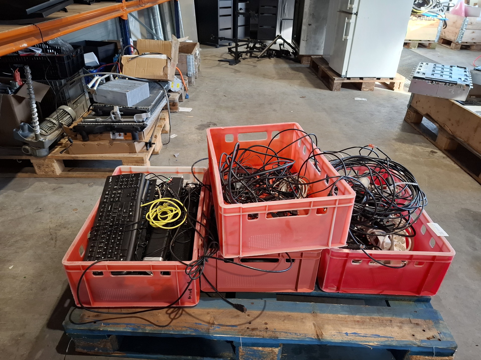 Partij diverse kabels en stekkerdozen