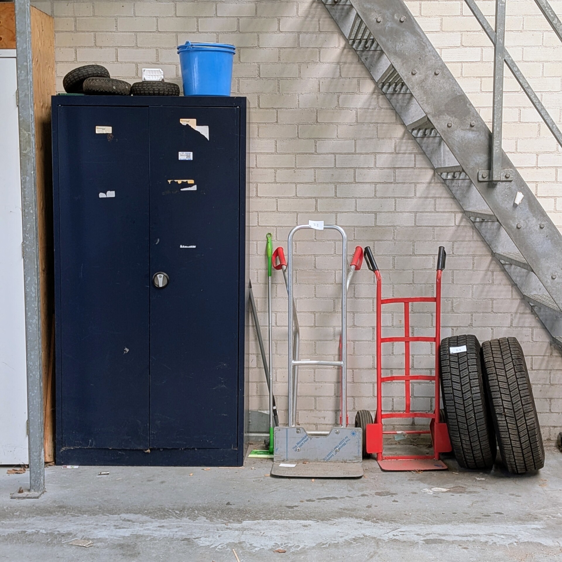 Werkplaatskast met inhoud