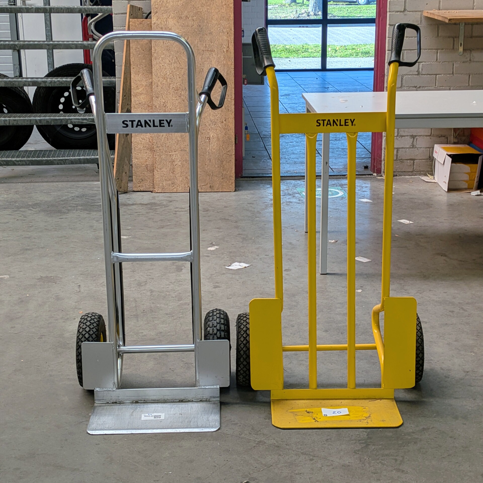 2x Steekwagen op luchtbanden Stanley