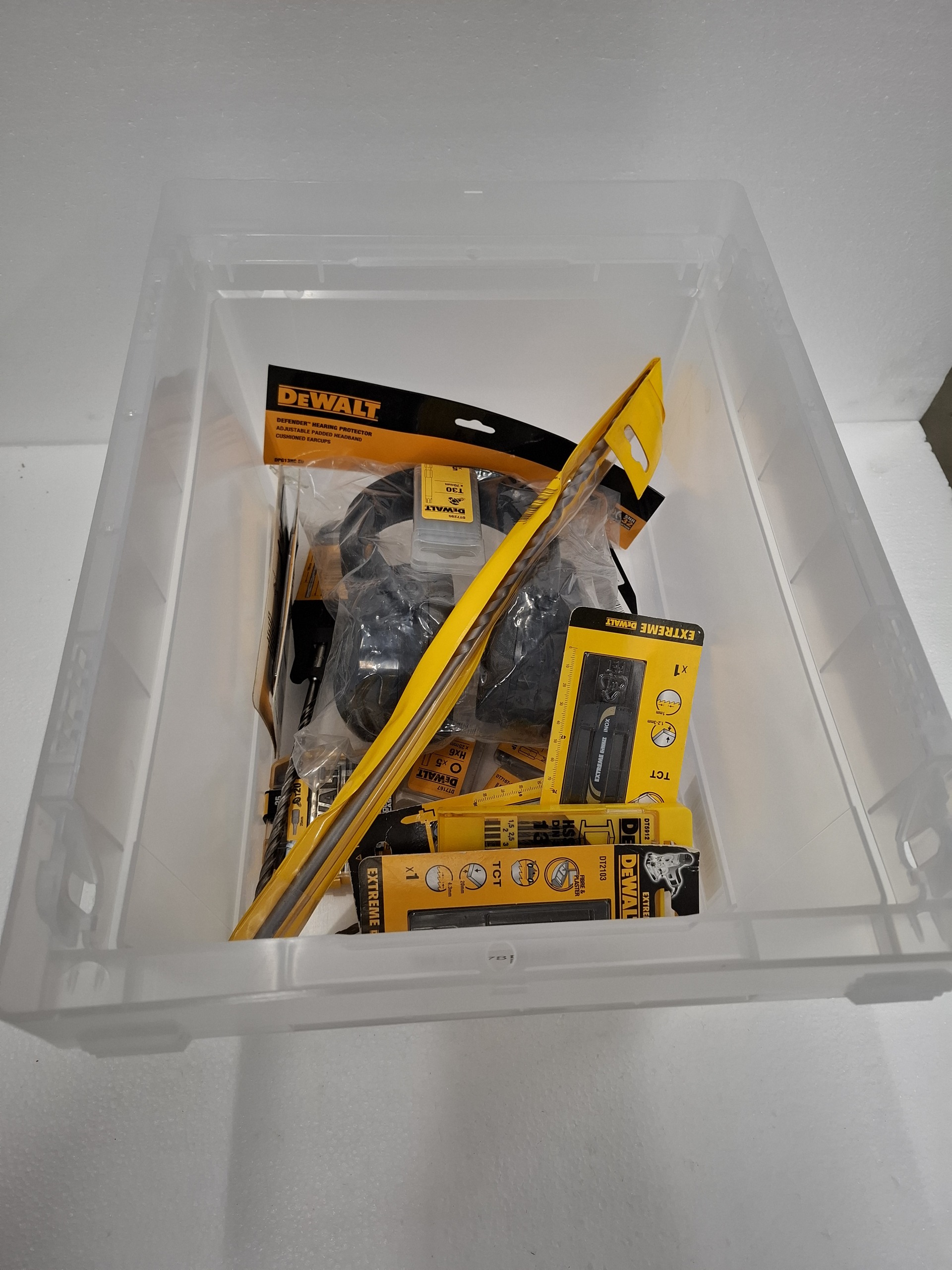 DeWALT surprise box wvp ong. € 250,-, DeWALT