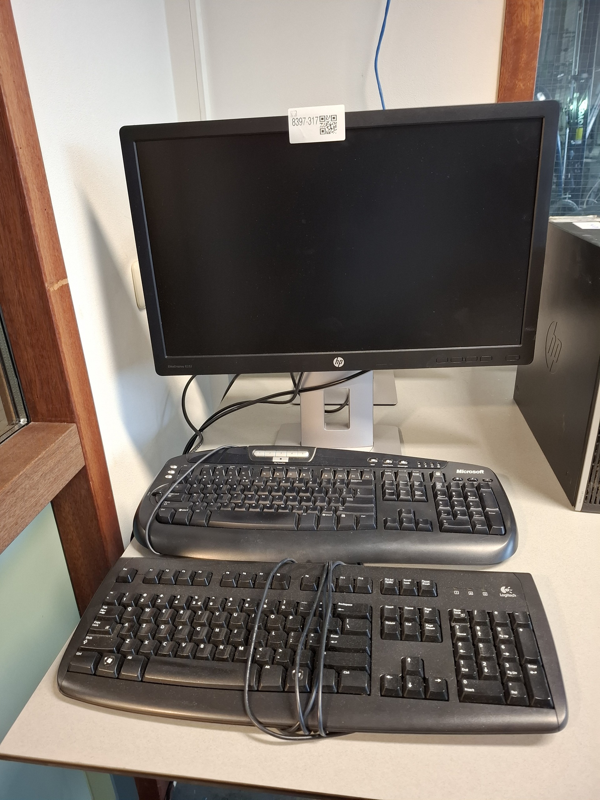 2x Beeldscherm met toetsenbord HP, Elite display E232