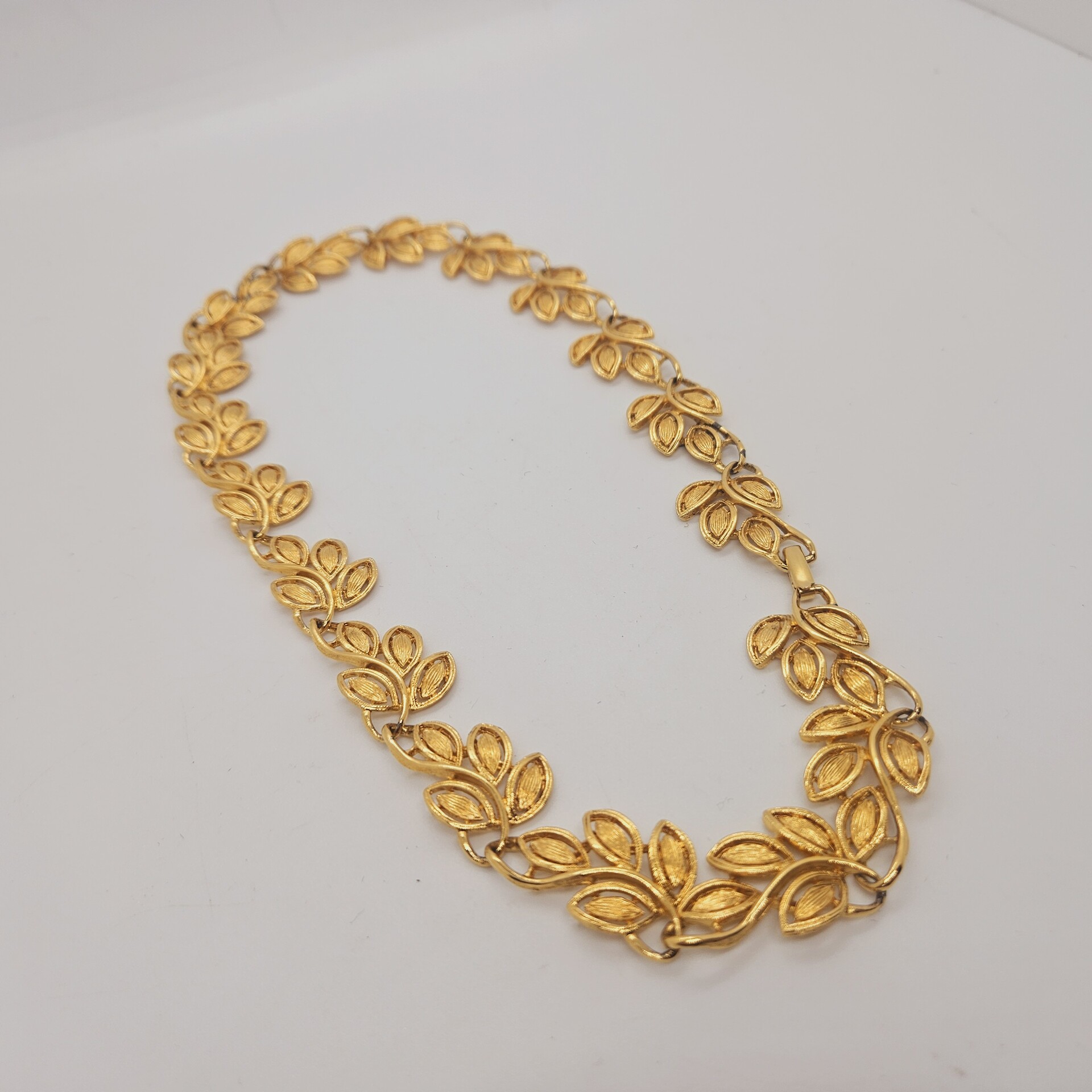 Napier gold tone collier met open blad