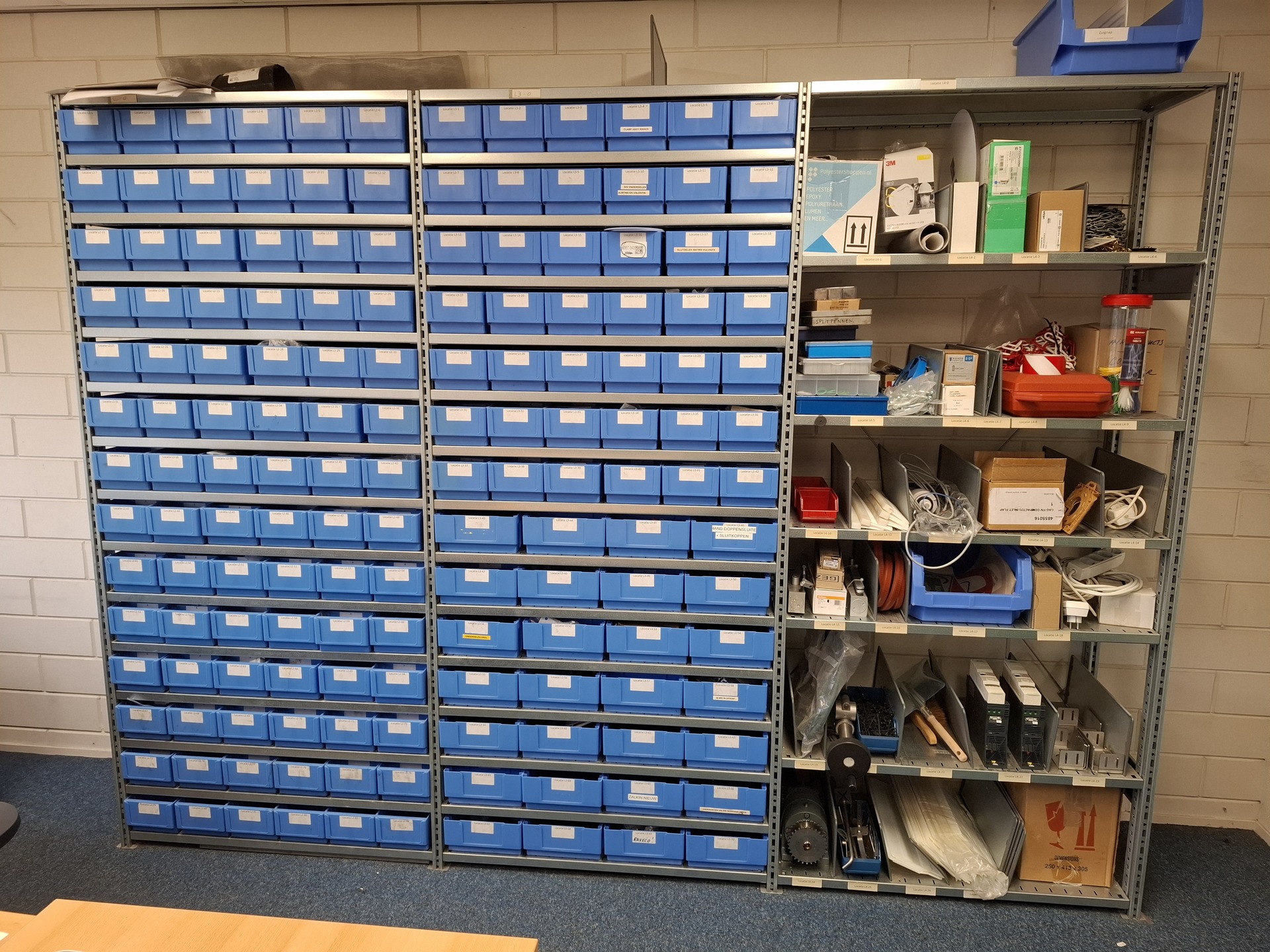 Metalen stelling met inhoud