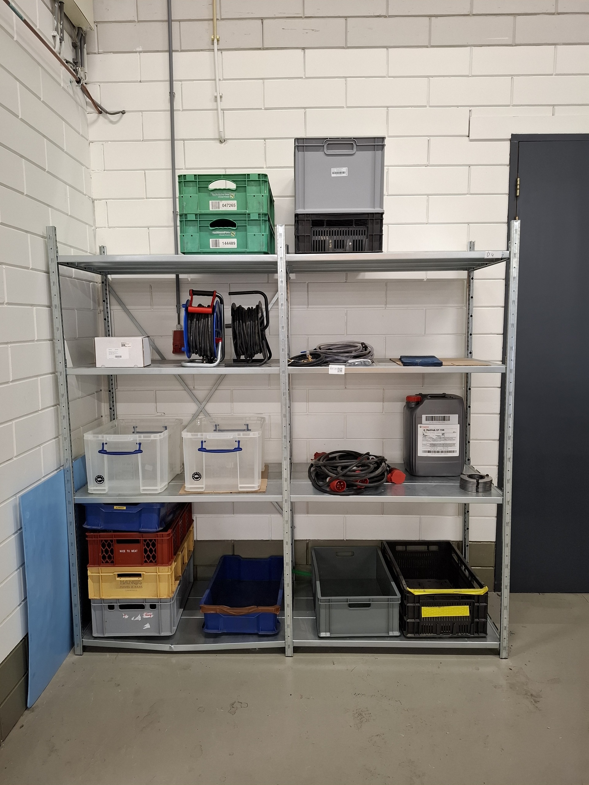 Metalen stelling met inhoud