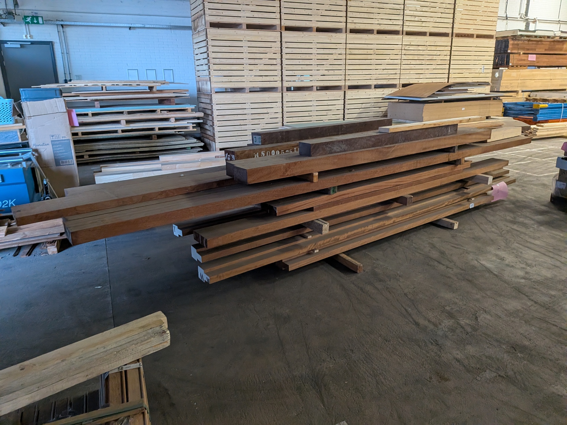 Diverse geprofileerde iroko kozijn onderdelen met massieve meranti bal