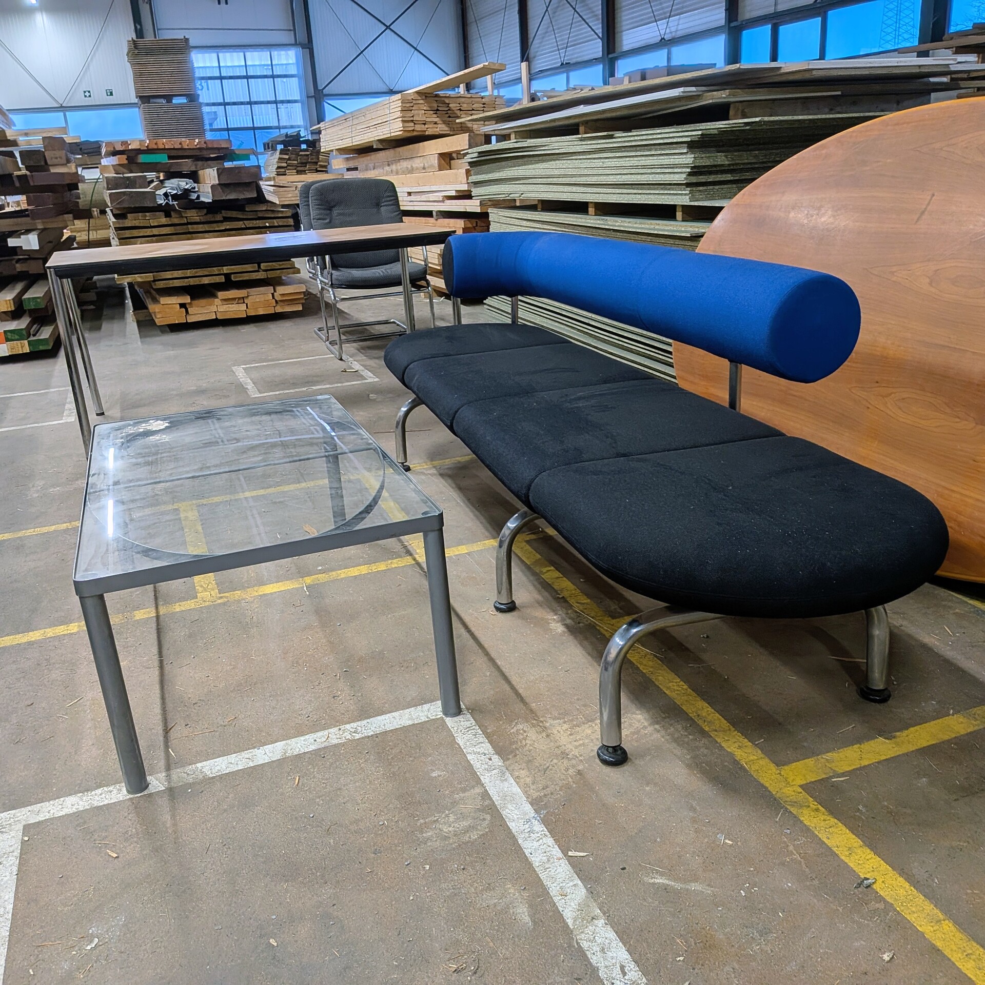 Divers kantoormeubilair