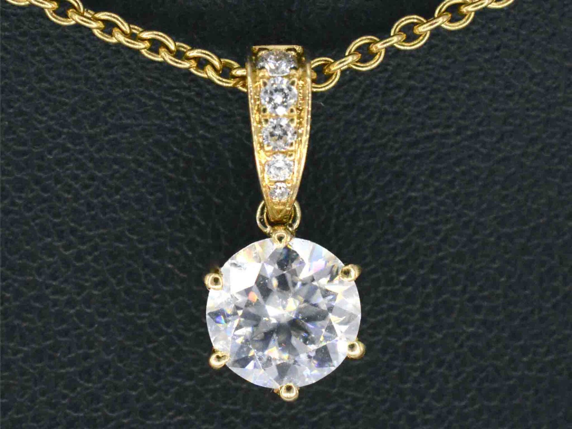 Gouden solitair hanger met een diamant 1.00 carat, excl. ketting