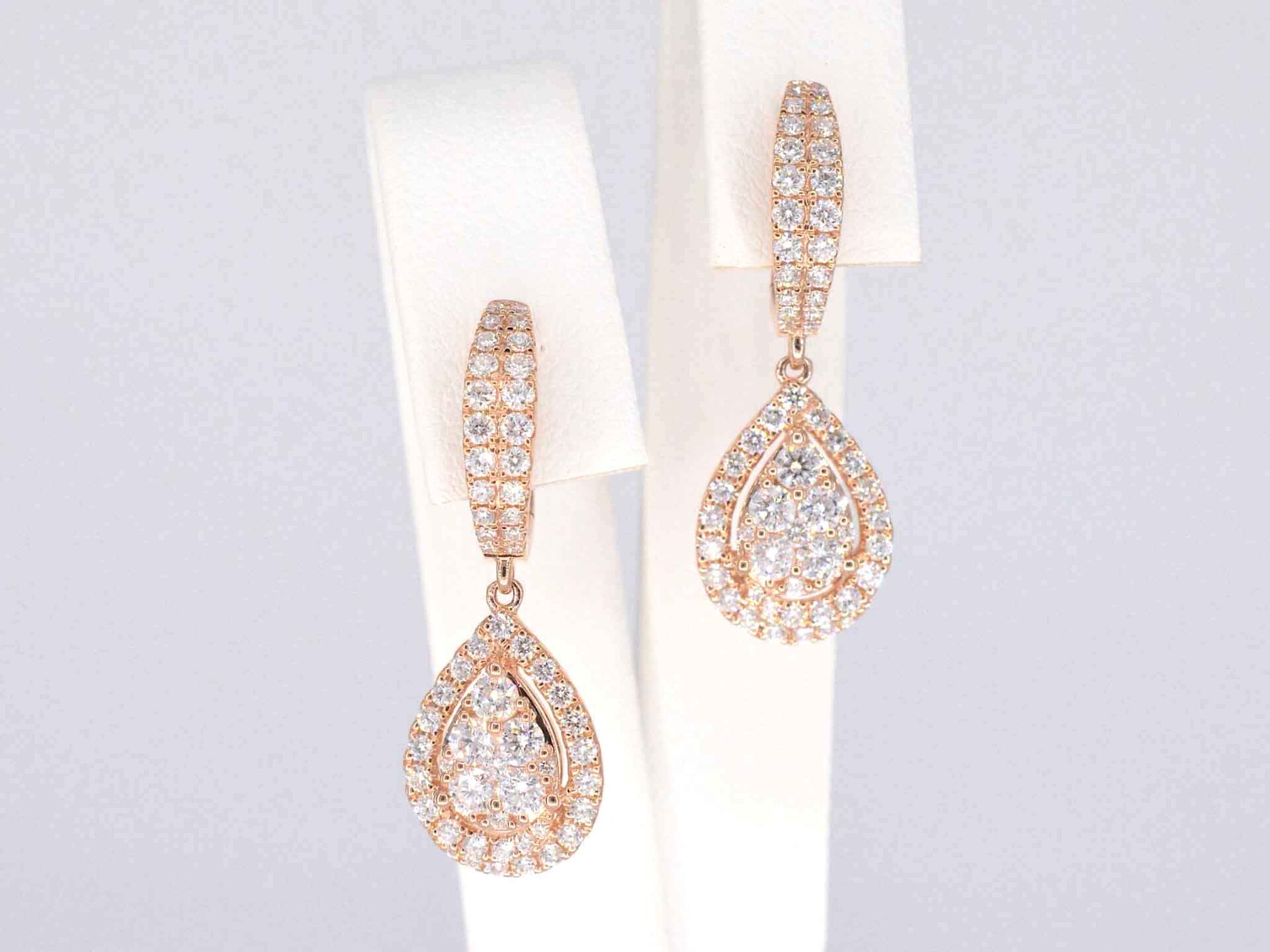 Rosegouden druppelvormige oorhangers met briljant geslepen diamanten