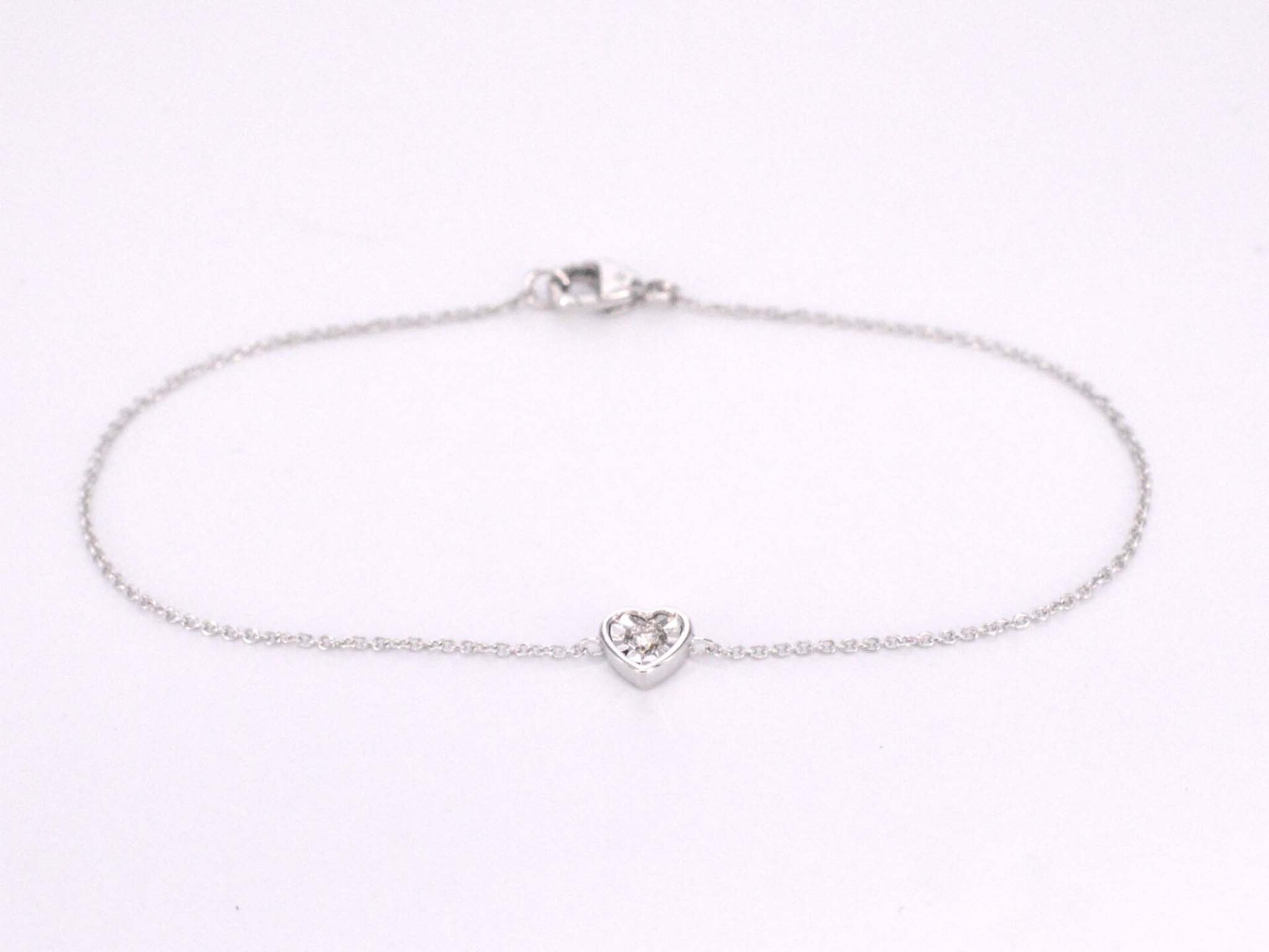 Witgouden armband met diamanten hartje 0.10 carat
