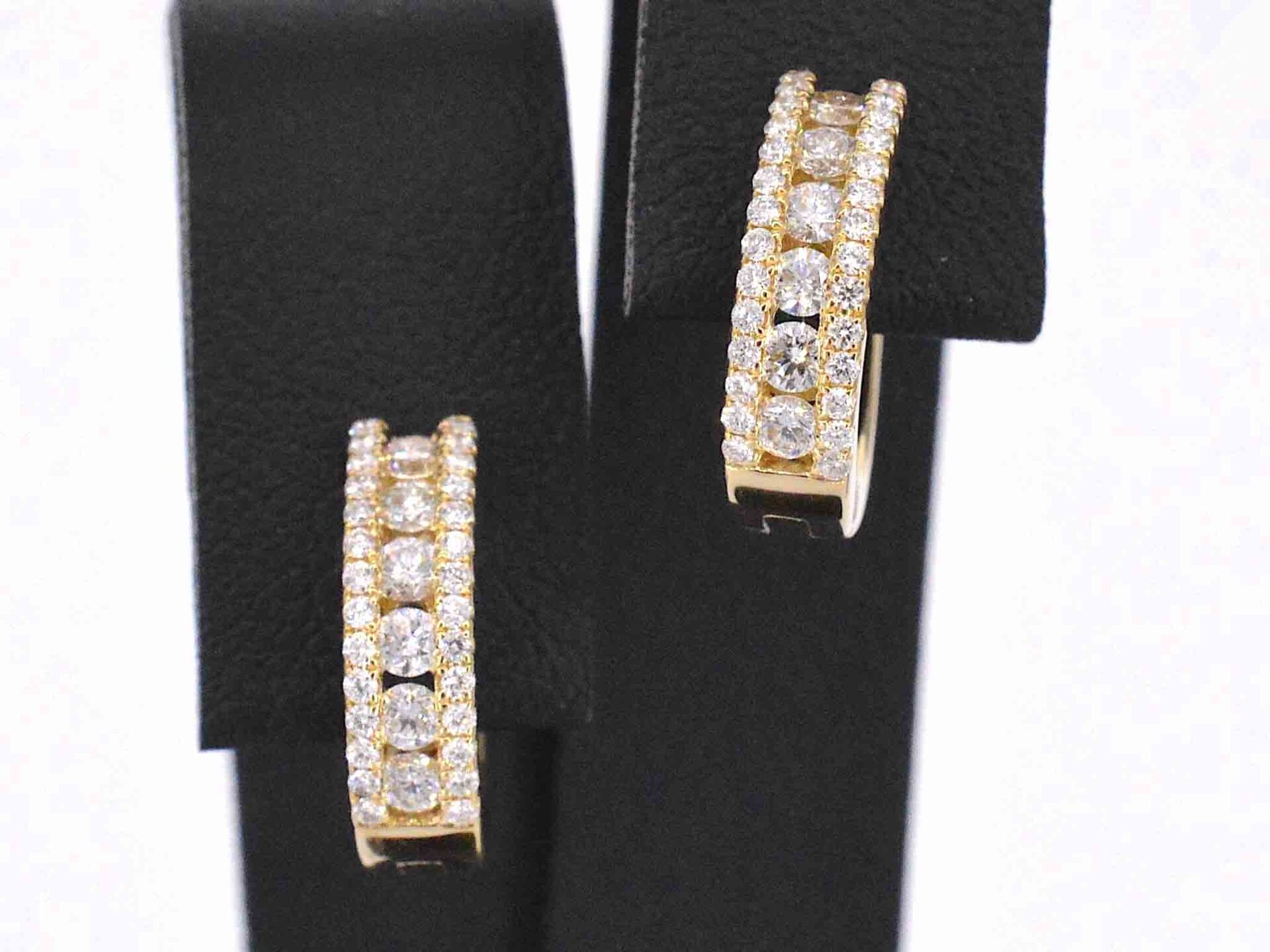 Gouden oorbellen met drie rijen diamanten