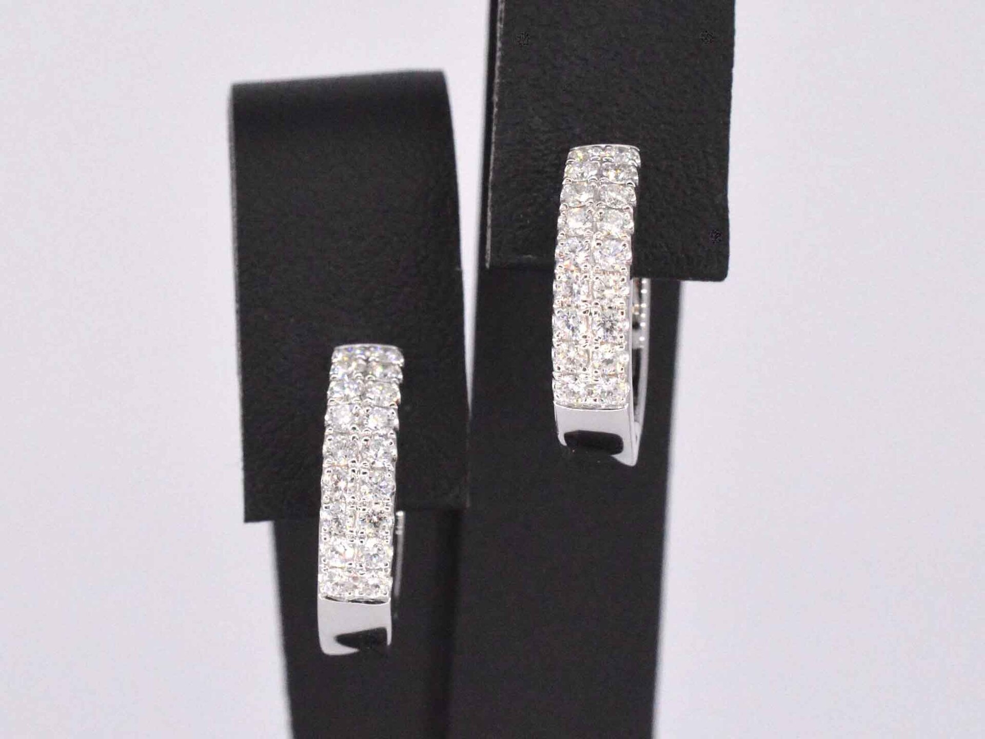 Witgouden oorbellen met twee rijen diamanten