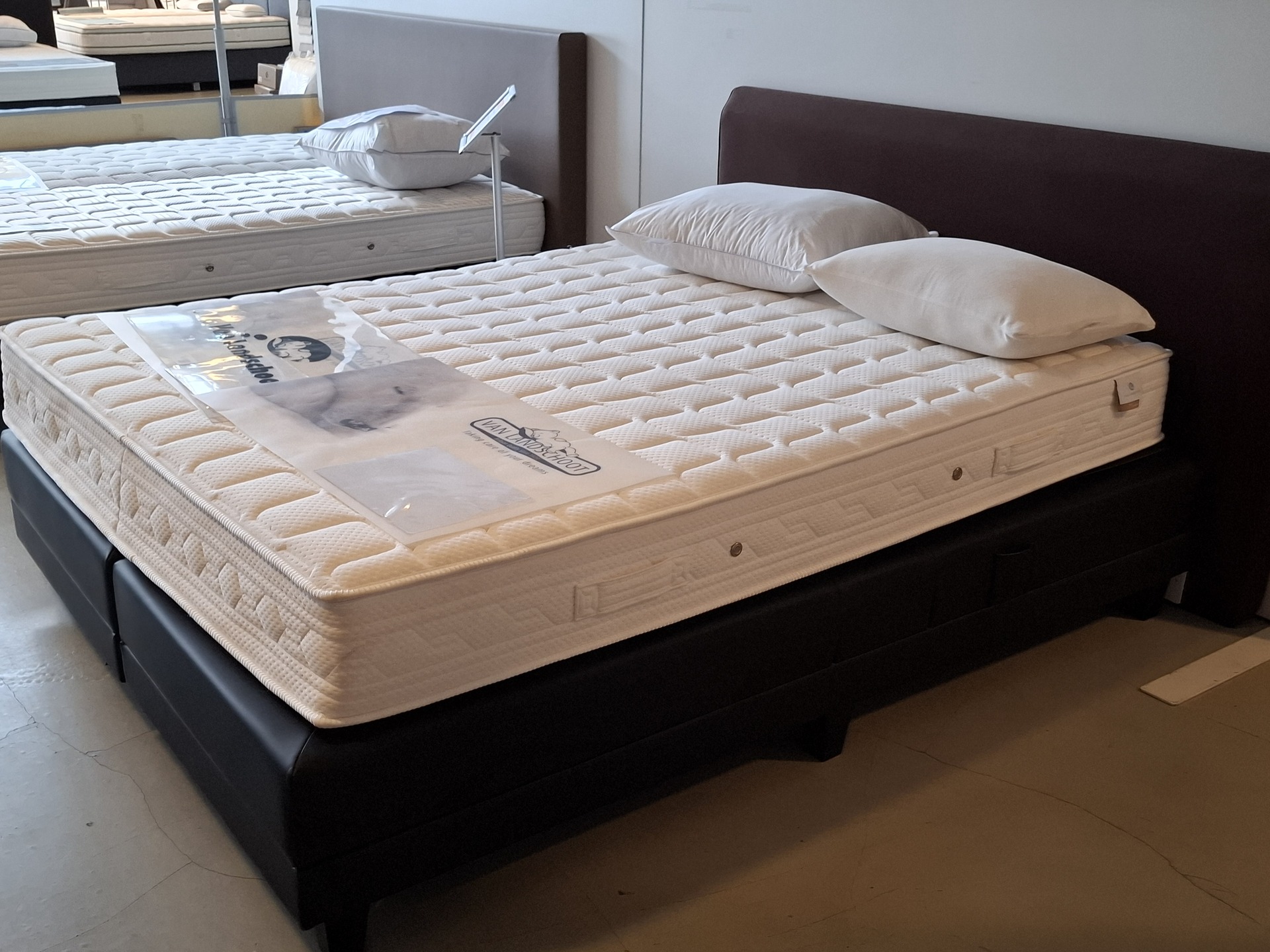 2-Persoons boxspring met hoofdbord o.a. van Landschoot