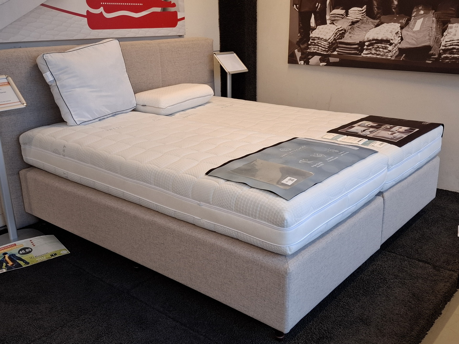 2-Persoons boxspring met 2x matras en hoofdbord o.a. van Landschoot