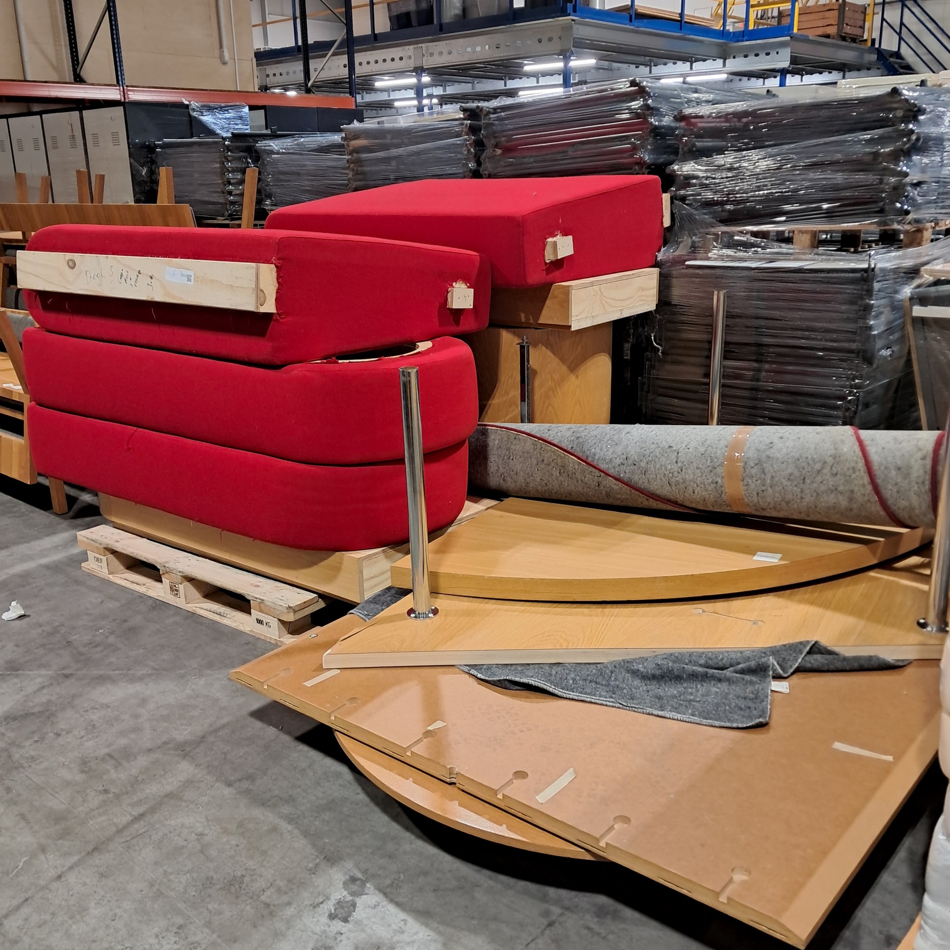 Bank, kleed en tafels in onderdelen