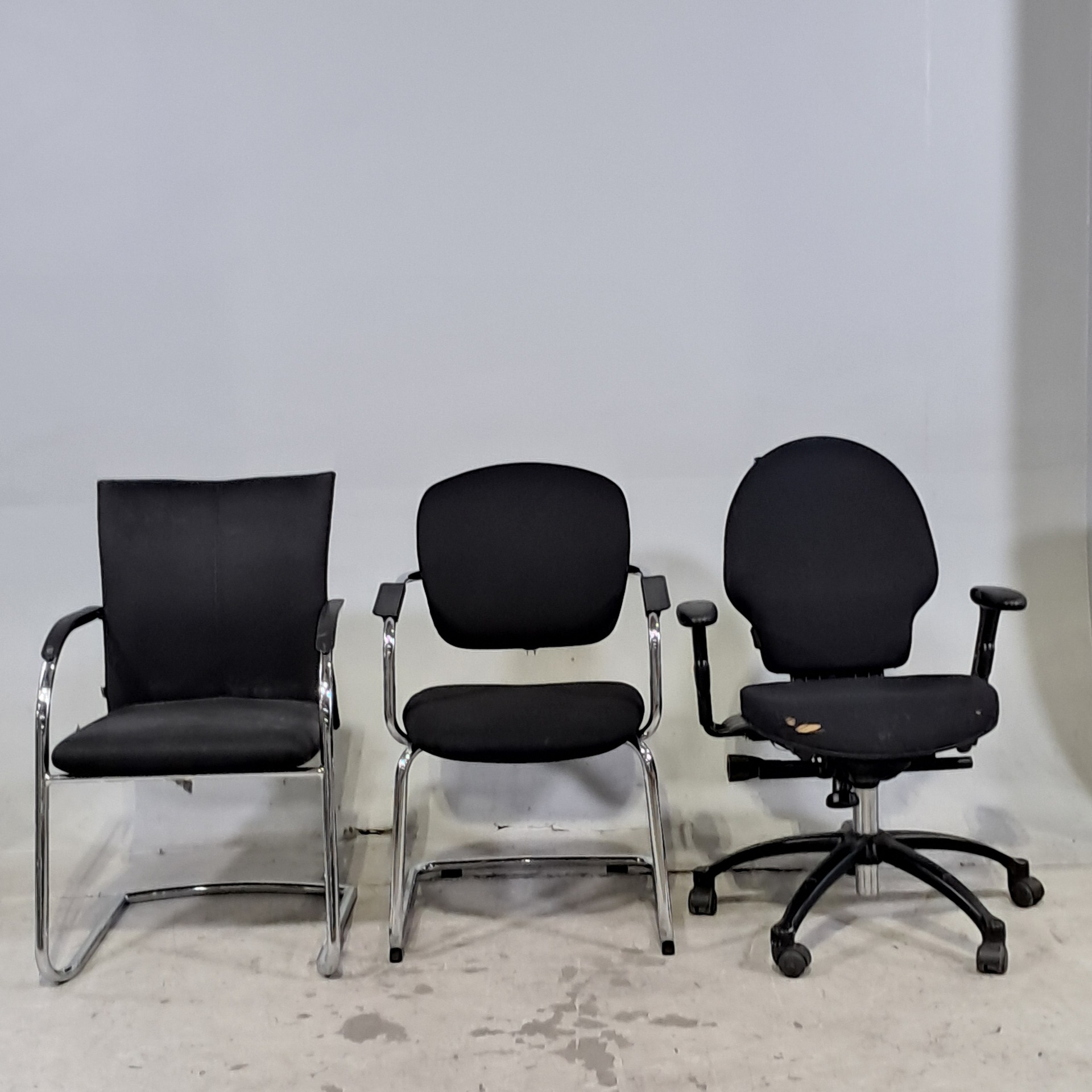 Partij stoelen, bureaustoelen en whiteboards